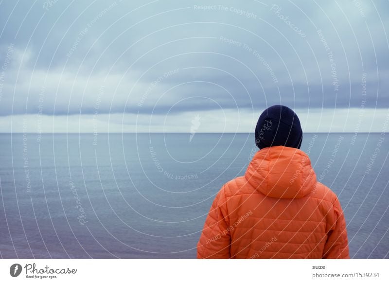 Blick nach vorn Lifestyle Ferien & Urlaub & Reisen Meer Mensch maskulin Junger Mann Jugendliche Erwachsene Umwelt Himmel Horizont Küste Ostsee Bekleidung Jacke