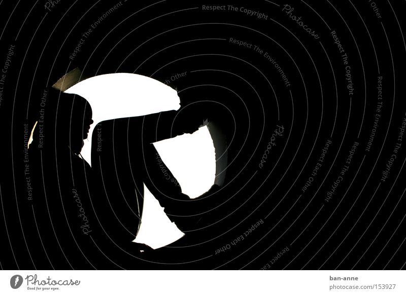 Tunnelblick Frau Erwachsene Ruine Fenster sitzen dunkel rund Sehnsucht Fernweh Kreis verfallen Außenaufnahme Schatten