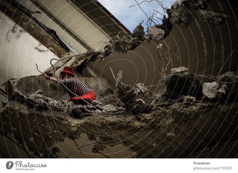 maulaffen Verfall Demontage Hut Rock Baustelle Beton Draht kaputt gefährlich Blick entdecken Am Rand Entwicklung verfallen Vergänglichkeit Frau Fortschritt