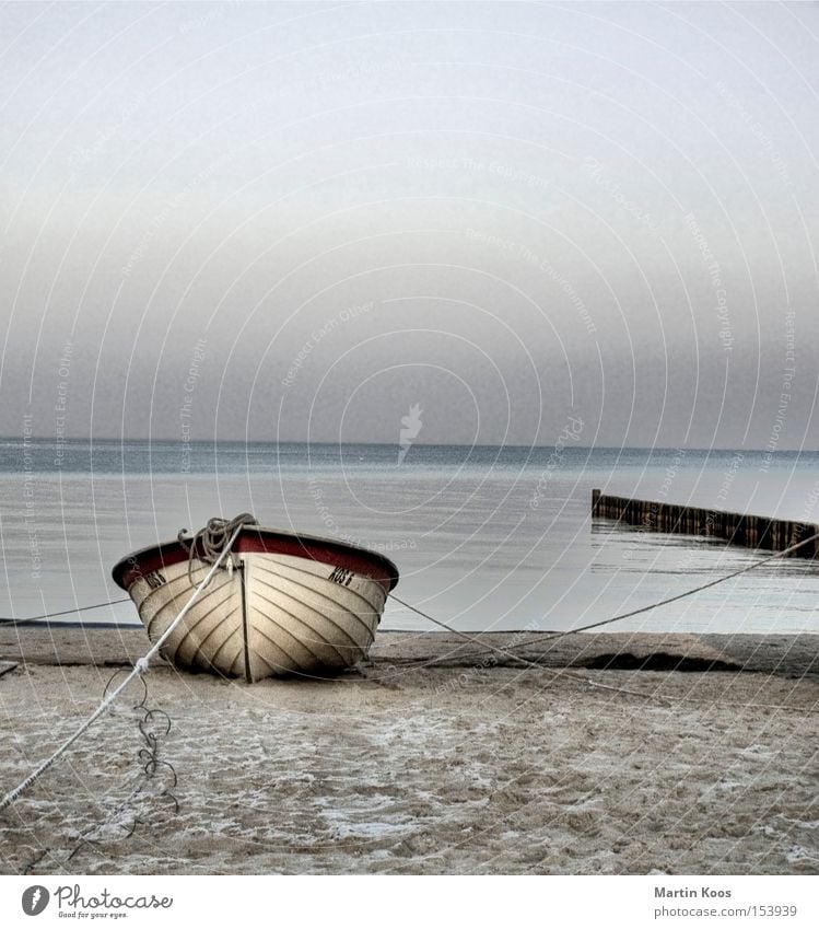 gestrandet pt.ii schön Erholung ruhig Angeln Strand Meer Insel Wasser Küste Ostsee Wasserfahrzeug blau Einsamkeit abgelegen ruhige szene vertäut bedecken