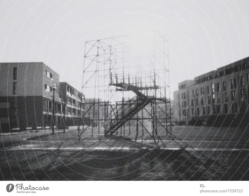 gerüst Wolkenloser Himmel Sonnenlicht Schönes Wetter Wiese Stadt Haus Platz Gebäude Architektur Gerüst komplex analog Schwarzweißfoto Außenaufnahme Menschenleer