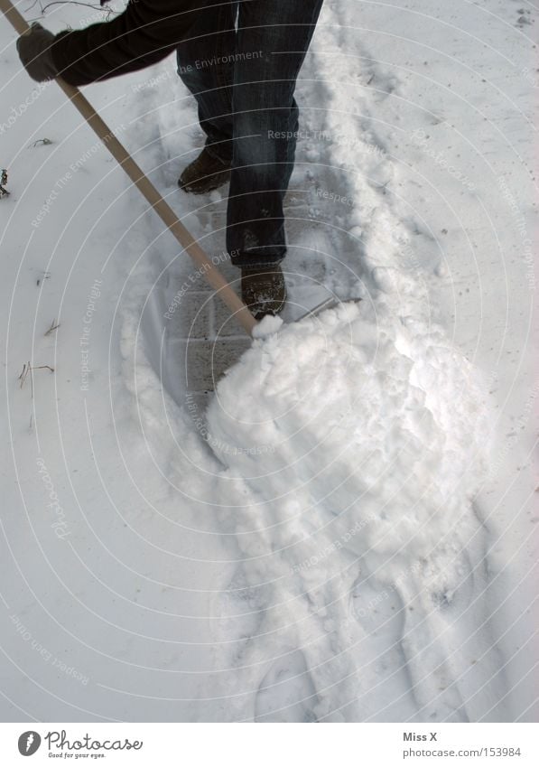 Schneeeeeschooorn* Winter Arbeit & Erwerbstätigkeit Schaufel Straße Wege & Pfade kalt schaufeln Schneehaufen Hausordnung Bürgersteig Farbfoto Außenaufnahme