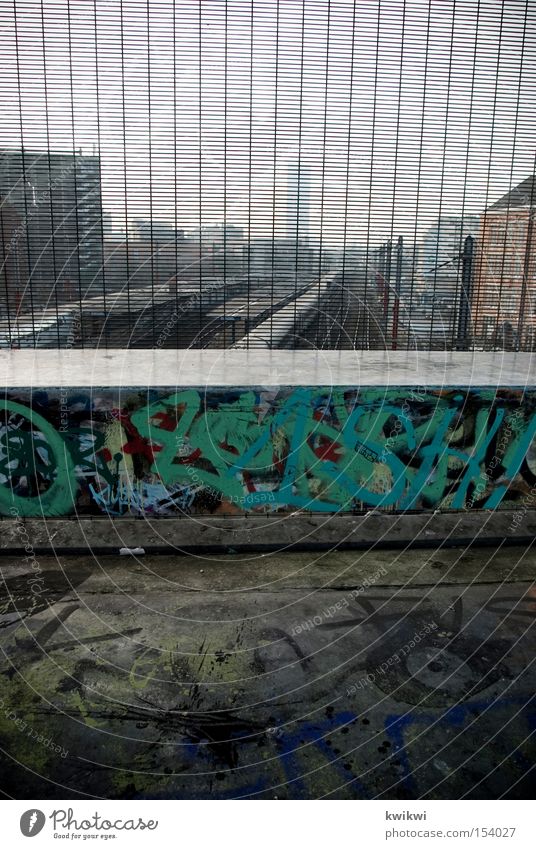 skateplaza bruxelles Bahnhof Eisenbahn Stadt Szene Graffiti Detailaufnahme Spielen Jugendkultur