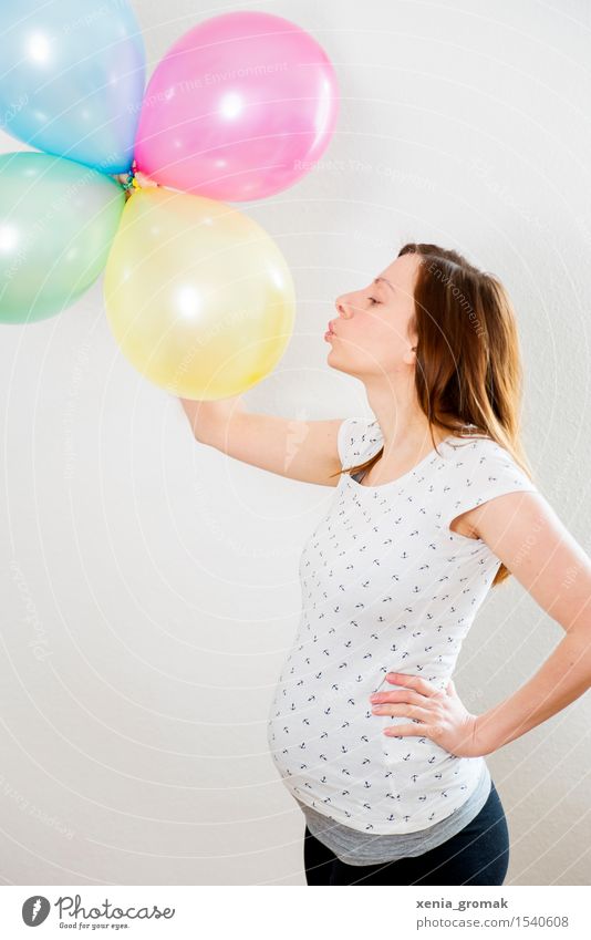 Schwanger Lifestyle Gesunde Ernährung Leben harmonisch Wohlgefühl Zufriedenheit Sinnesorgane Junge Frau Jugendliche Erwachsene Mutter 1 Mensch Küssen Freude