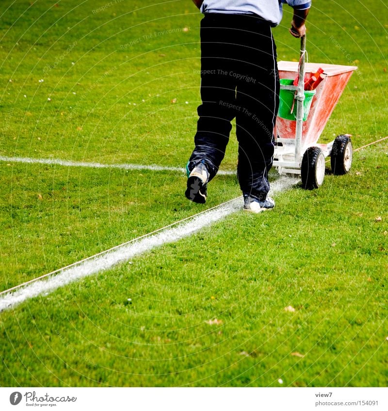 Markierer Schilder & Markierungen Linie Platz Fußballplatz Sport Rasen Sportrasen grün Vorbereitung Maschine Wagen Kalk Handwerk Markierungslinie Seitenlinie