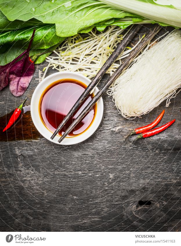 Sojasauce mit Stäbchen, Reisnudeln und Gemüse Lebensmittel Kräuter & Gewürze Öl Ernährung Mittagessen Abendessen Vegetarische Ernährung Diät Slowfood