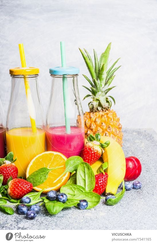 Rote und gelbe Smoothies Getränke in Flaschen mit Früchten Lebensmittel Frucht Apfel Orange Ernährung Frühstück Erfrischungsgetränk Limonade Saft Longdrink