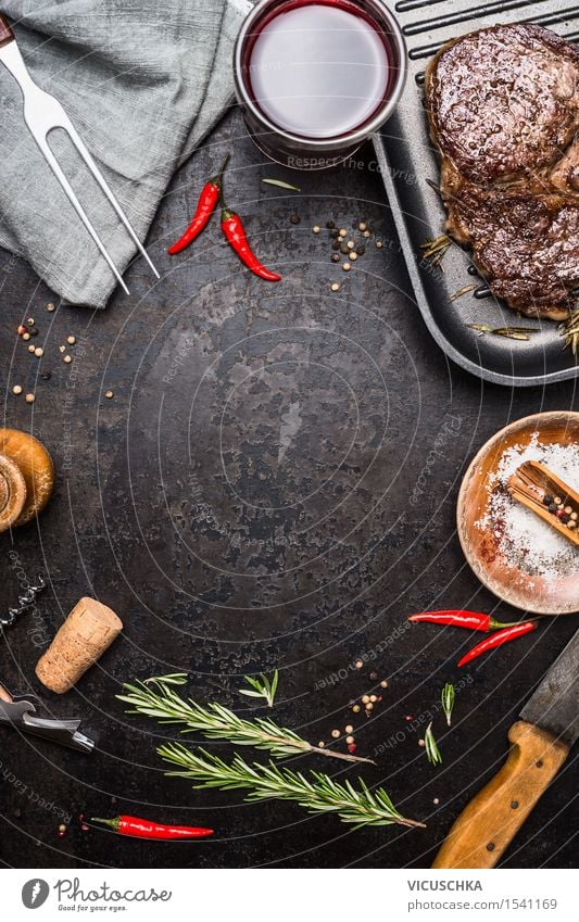 Essen Hintergrund mit gegrilltem Steak und Rotwein Lebensmittel Fleisch Kräuter & Gewürze Ernährung Mittagessen Abendessen Festessen Geschäftsessen Bioprodukte