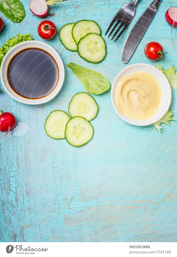 Schmackhafte Salat Zubereitung mit Essig und Senf Dressing Lebensmittel Gemüse Salatbeilage Kräuter & Gewürze Öl Ernährung Abendessen Büffet Brunch Bioprodukte