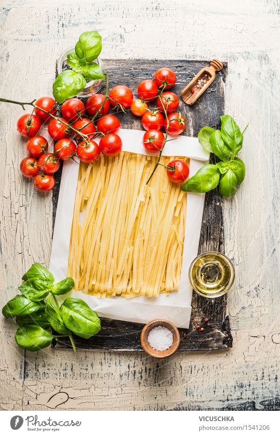 Pasta mit Tomaten, Basilikum und Olivenöl Lebensmittel Gemüse Salat Salatbeilage Teigwaren Backwaren Kräuter & Gewürze Ernährung Mittagessen Abendessen Büffet