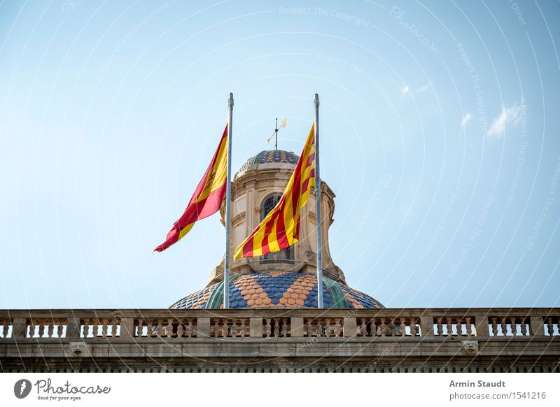 Spanien Ferien & Urlaub & Reisen Tourismus Ausflug Wolkenloser Himmel Sommer Schönes Wetter Barcelona Stadt Altstadt Haus Sehenswürdigkeit blau gelb rot