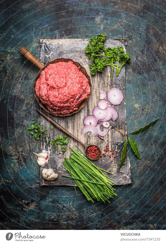 Gehacktes Fleisch in der Pfanne mit Kochzutaten Lebensmittel Kräuter & Gewürze Ernährung Mittagessen Abendessen Büffet Brunch Bioprodukte Löffel Stil Tisch