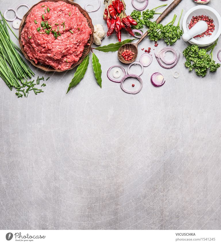 Gehacktes Fleisch mit frischen Zutaten fürs Kochen Lebensmittel Gemüse Kräuter & Gewürze Ernährung Mittagessen Abendessen Bioprodukte Schalen & Schüsseln Pfanne