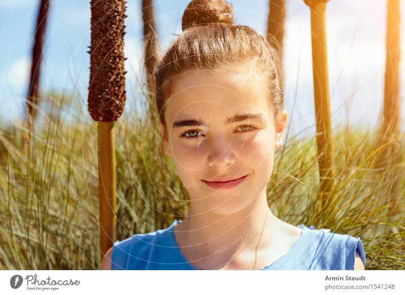 lächelnde junge Frau im Schilf stehend Lifestyle Stil schön Gesundheit Leben harmonisch Zufriedenheit Mensch feminin Junge Frau Jugendliche 1 13-18 Jahre Himmel