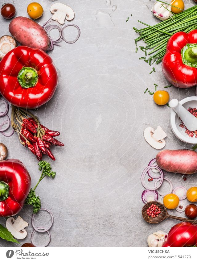 Paprika, Gemüse und Kochzutaten auf grauem Steintisch Lebensmittel Salat Salatbeilage Kräuter & Gewürze Ernährung Mittagessen Abendessen Bioprodukte