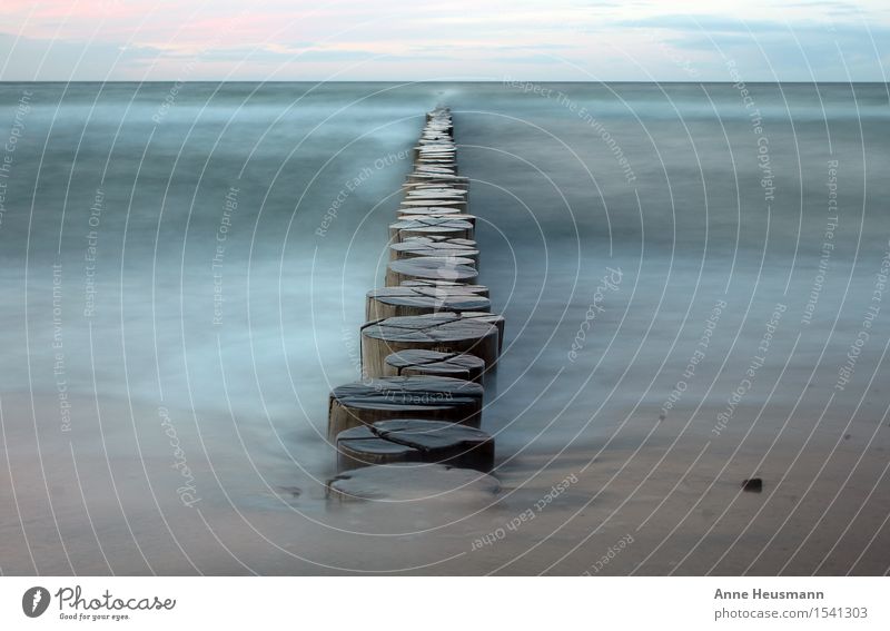 Buhnen an der Ostseeküste Meer Wasser Wellen Küste Strand Sand Holz Erholung maritim nass natürlich blau braun Ausdauer standhaft Einsamkeit Zufriedenheit