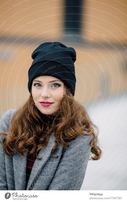 Frau, die auf der Straße mit Unschärfehintergrund steht Lifestyle elegant Stil schön Gesicht Schminke Mensch Mädchen Erwachsene Herbst Kleinstadt Stadt Mode