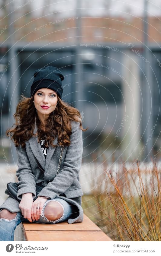 Junge Frau, die auf der Straße sitzt Lifestyle elegant Stil Freude Glück schön Gesicht Leben Freizeit & Hobby Fotokamera Mensch Mädchen Erwachsene Stadt Mode