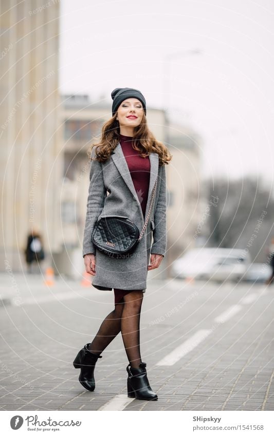 Frau, die auf der Straße steht Lifestyle elegant Stil schön Gesicht Schminke Mensch Mädchen Erwachsene Herbst Kleinstadt Stadt Mode Bekleidung Mantel brünett