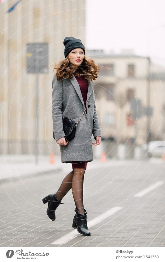 Frau, die auf der Straße steht Lifestyle elegant Stil schön Gesicht Schminke Mensch Mädchen Erwachsene Herbst Kleinstadt Stadt Mode Bekleidung Mantel brünett