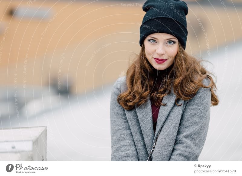 Frau, die auf der Straße steht Lifestyle elegant Stil schön Gesicht Schminke Mensch Mädchen Erwachsene Herbst Kleinstadt Stadt Mode Bekleidung Mantel brünett