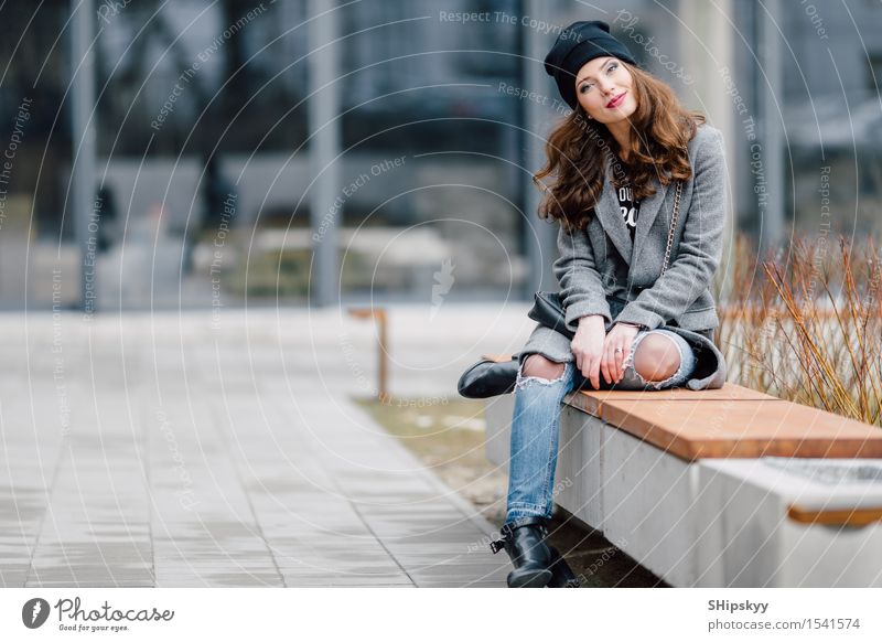 Junge Frau, die auf der Straße sitzt Lifestyle elegant Stil Freude Glück schön Gesicht Leben Freizeit & Hobby Fotokamera Mensch Mädchen Erwachsene Stadt Mode