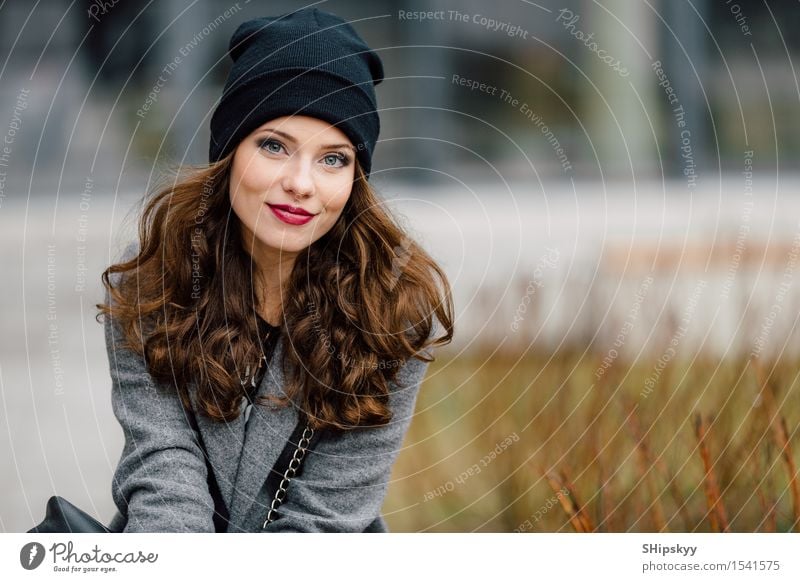 Junge Frau, die auf der Straße sitzt Lifestyle elegant Stil Freude Glück schön Gesicht Leben Freizeit & Hobby Fotokamera Mensch Mädchen Erwachsene Stadt Mode