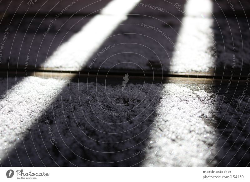 erster schnee 2 Schnee Balkon Holzbrett Baum Schatten Winter Licht Skier Schneekristall Sonne Spalte