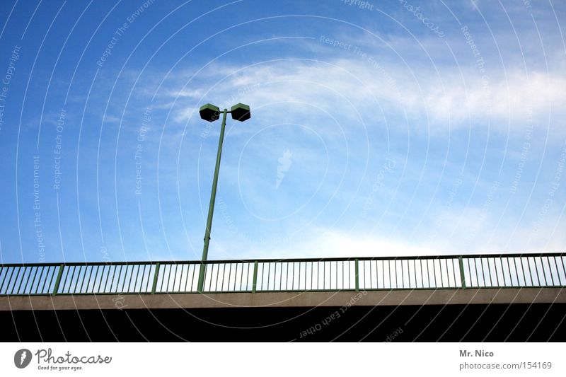 __T_____ Straßenbeleuchtung Brückengeländer Verkehr Straßenverkehr Himmel blau grün Licht Beton Verkehrswege street Deutschland