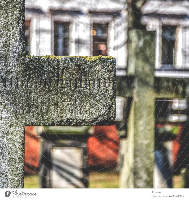 was bleibt Skulptur Stadt Menschenleer Friedhof Grabstein Grabinschrift Fassade Stein Zeichen Schriftzeichen Kreuz schlafen Traurigkeit alt grau rot