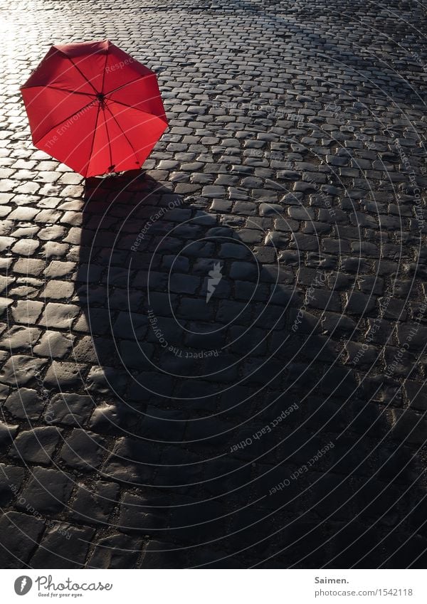 urbanes farbspiel Stadt Verkehrswege Straße Stimmung Regenschirm Kopfsteinpflaster rot Farbfoto Außenaufnahme Menschenleer Textfreiraum unten Textfreiraum Mitte