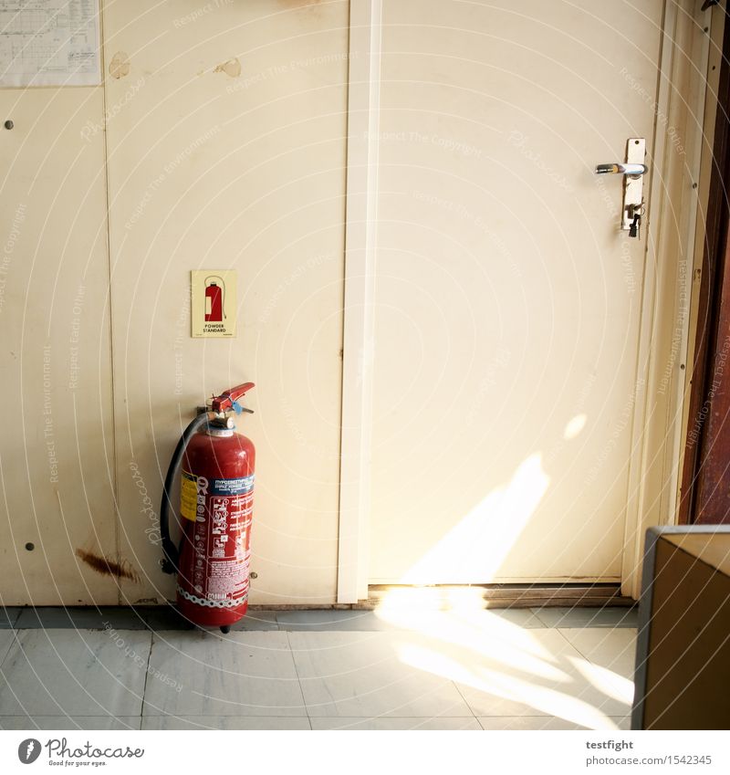 feuerlöscher Feuerlöscher Verkehrsmittel Schifffahrt Bootsfahrt Passagierschiff Fähre An Bord Kunststoff alt ruhig Güterverkehr & Logistik Vergänglichkeit Tür