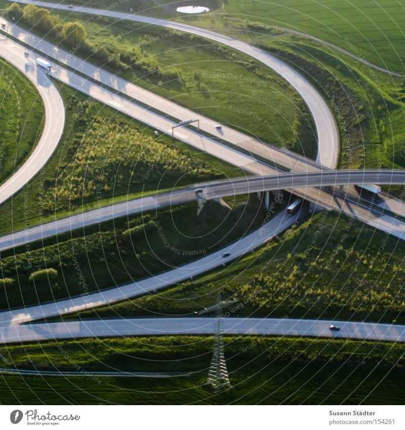 Schnürsenkel Autobahn fliegen Vogelperspektive KFZ Geschwindigkeit Autobahnkreuz Mischung Straßenkreuzung Wegkreuzung Autobahnausfahrt Abfahrtsrennen