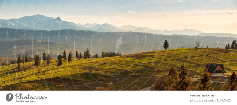 Panorama von schneebedeckten Tatra-Bergen im Frühjahr, Süd-Polen Ferien & Urlaub & Reisen Schnee Berge u. Gebirge Haus Natur Landschaft Himmel Wolken