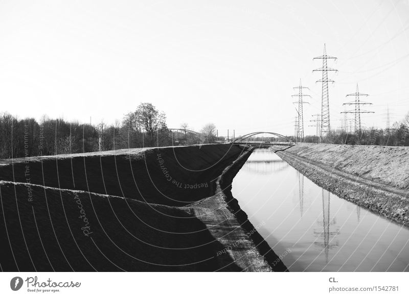 kanal Umwelt Natur Landschaft Wolkenloser Himmel Schönes Wetter Flussufer Brücke Schifffahrt Binnenschifffahrt Strommast Energie Perspektive Ziel Zukunft Kanal