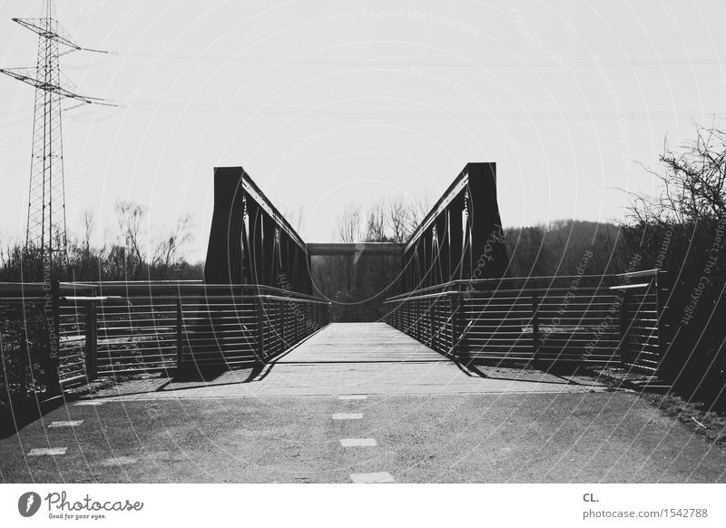 brücke Himmel Verkehr Verkehrswege Wege & Pfade Brücke Zaun Strommast Ziel Zukunft Industrielandschaft Ruhrgebiet Schwarzweißfoto Außenaufnahme Menschenleer