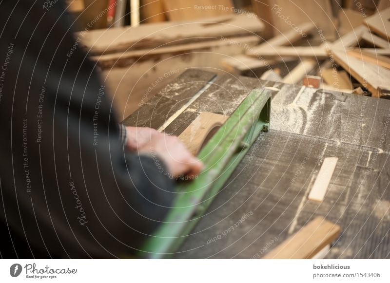 Handwerk II Handarbeit heimwerken Häusliches Leben Wohnung Renovieren Möbel Handwerker Mensch maskulin Mann Erwachsene 1 gebrauchen Interesse planen