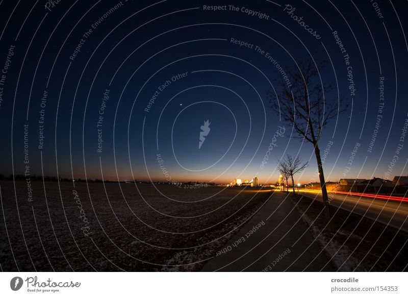 Blaue Stunde Feld Kieswerk Stern Nacht Winter kalt Romantik gefroren KFZ Autoscheinwerfer Baum Einsamkeit Rücklicht Dämmerung Sonnenuntergang Verkehrswege