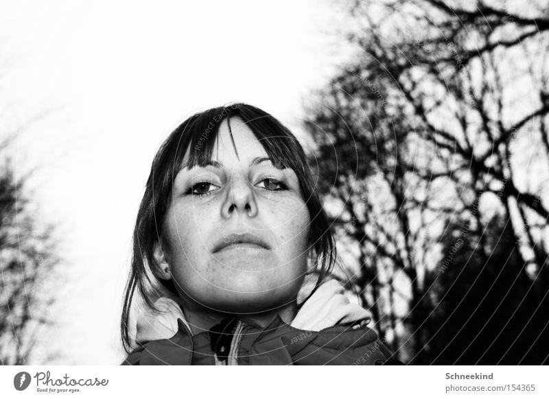 Ich der kleine Untertan Frau Schwarzweißfoto Baum unfreundlich kalt Winter Gesicht Natur Angst Panik Pony Herrabblickend na kleiner Face gehorsam Untergeben