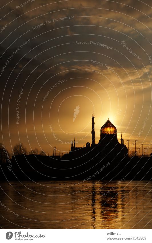 Yenidze in Dresden im Abendlicht Palast Turm Bauwerk Moschee Kuppeldach Sehenswürdigkeit Wahrzeichen Denkmal historisch Elbe Sonnenuntergang Abenddämmerung