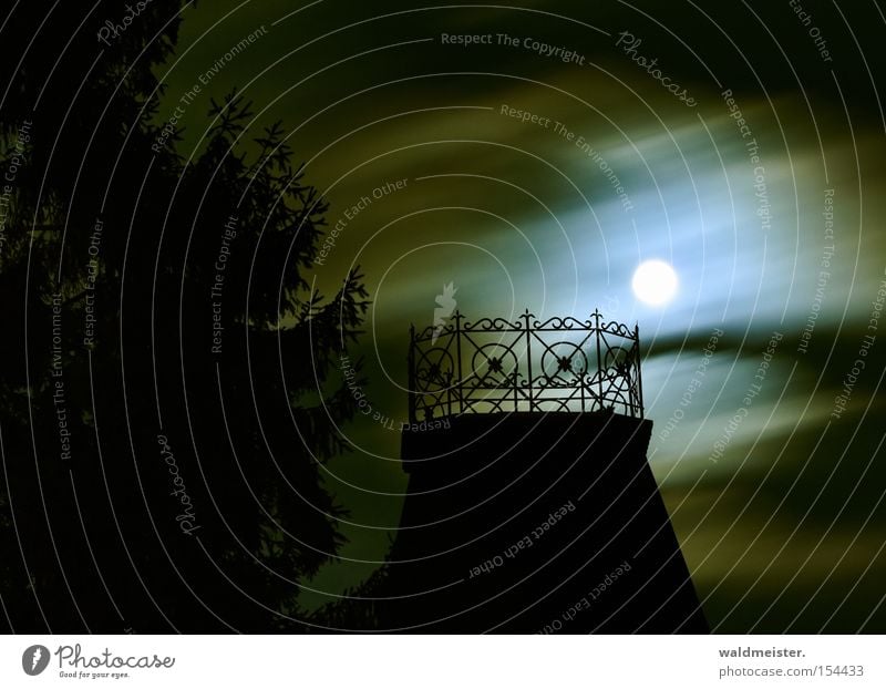 Mondschein Vollmond Wolken Balkon Dach Baum Geländer Nacht Silhouette dunkel Märchen mystisch unheimlich Romantik träumen historisch Langzeitbelichtung