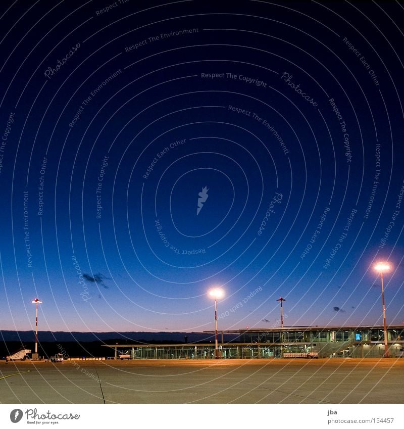 warten Scheinwerfer Licht Dämmerung Abend Abenddämmerung Gebäude Flugplatz Treppe Rollfeld Ausdauer Himmel spät blau Flughafen Gate Flughafengebäude geduldig