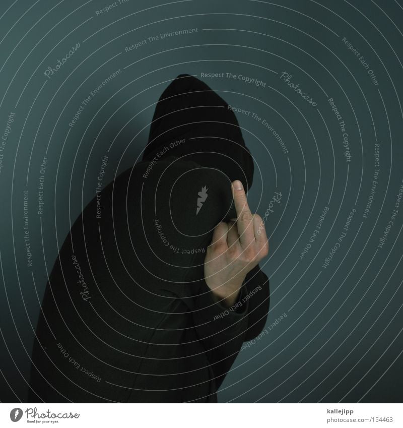 scheisse gebaut, scheisse geblieben. scheissfoto! Mensch Mann Finger Stinkefinger Ghetto Pullover Kapuze Mittelfinger Hass Klischee Wut Ärger fuck shit Kot