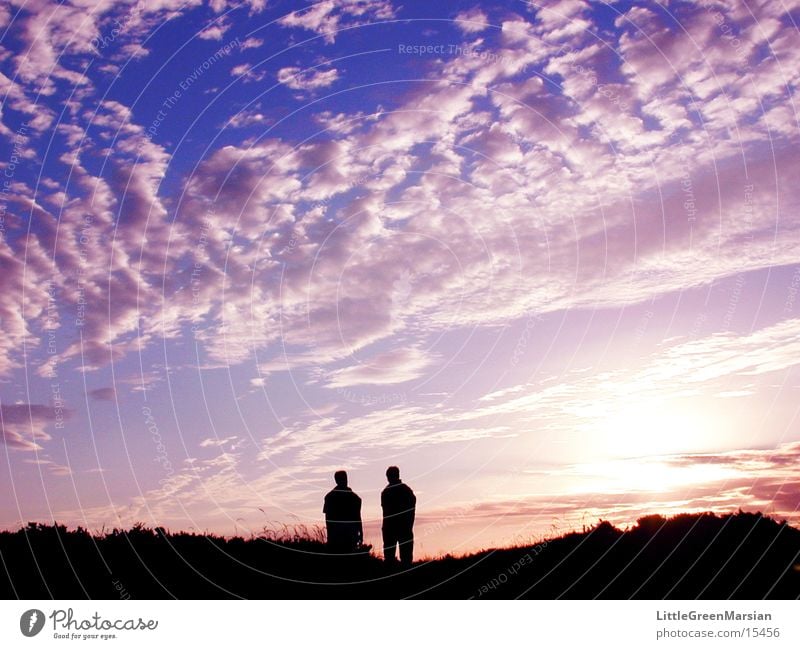 zwei gegen sonnenuntergang Sonne Sonnenuntergang Wolken Himmel Farbe Licht hell Bretagne Spaziergang Mensch Strand Küste Sommer zwei menschen