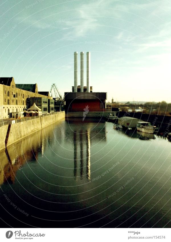 traumfabrik. Fabrik Schornstein Stromkraftwerke Heizkraftwerk Hafen Fluss See Wasser Reflexion & Spiegelung Industriefotografie Anlegestelle 3 Würzburg