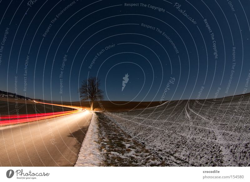 Kurvenlicht lll Licht Autoscheinwerfer Baum Feld Straße Landwirtschaft Rücklicht Nacht Stern blau Streifen Wölbung Verkehrswege Langzeitbelichtung