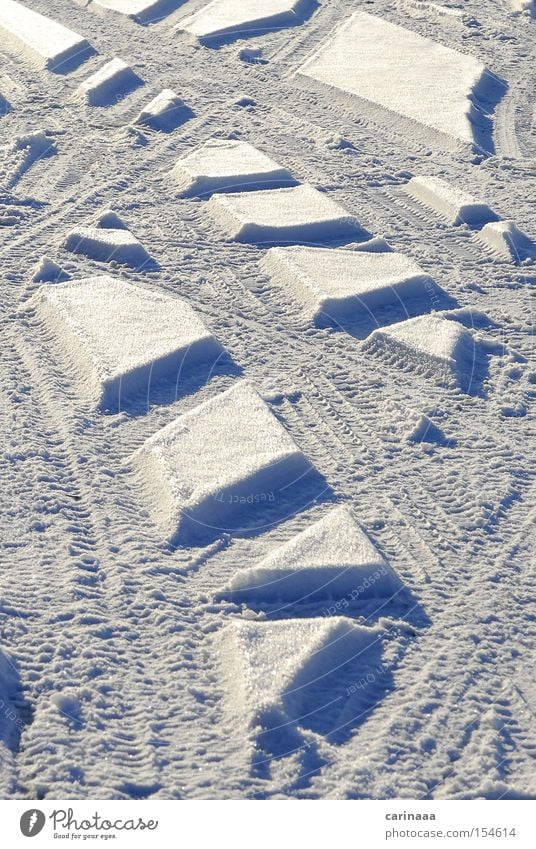 Schneespuren Winter Eis Natur weiß blau kalt Frost Schneeflocke Spuren Muster Linie