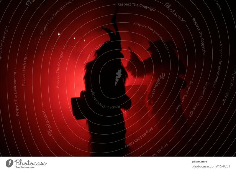 höll&donner Teufel Tanzen Feuer Umzug (Wohnungswechsel) Ritual Tradition rot Glocke Fell Horn Angst Panik Wut Ärger krampus krampusumzug margreid