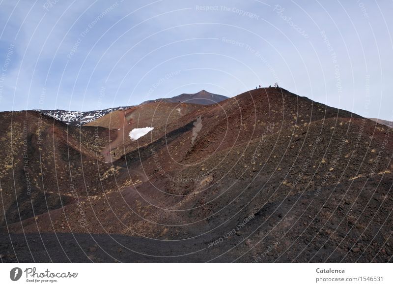 Menschlein, Menschengruppe am Horizont einer Vulkanlandschaft Tourismus Ausflug wandern Landschaft Urelemente Feuer Luft Wolkenloser Himmel Winter