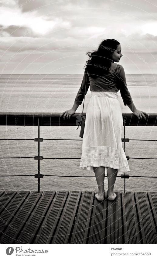 mädchen am meer Frau Promenade Strand See Meer Blick Aussicht ruhig Kreuzfahrt Wasserfahrzeug Schiffsdeck Barfuß Küste Schwarzweißfoto Schulterblick